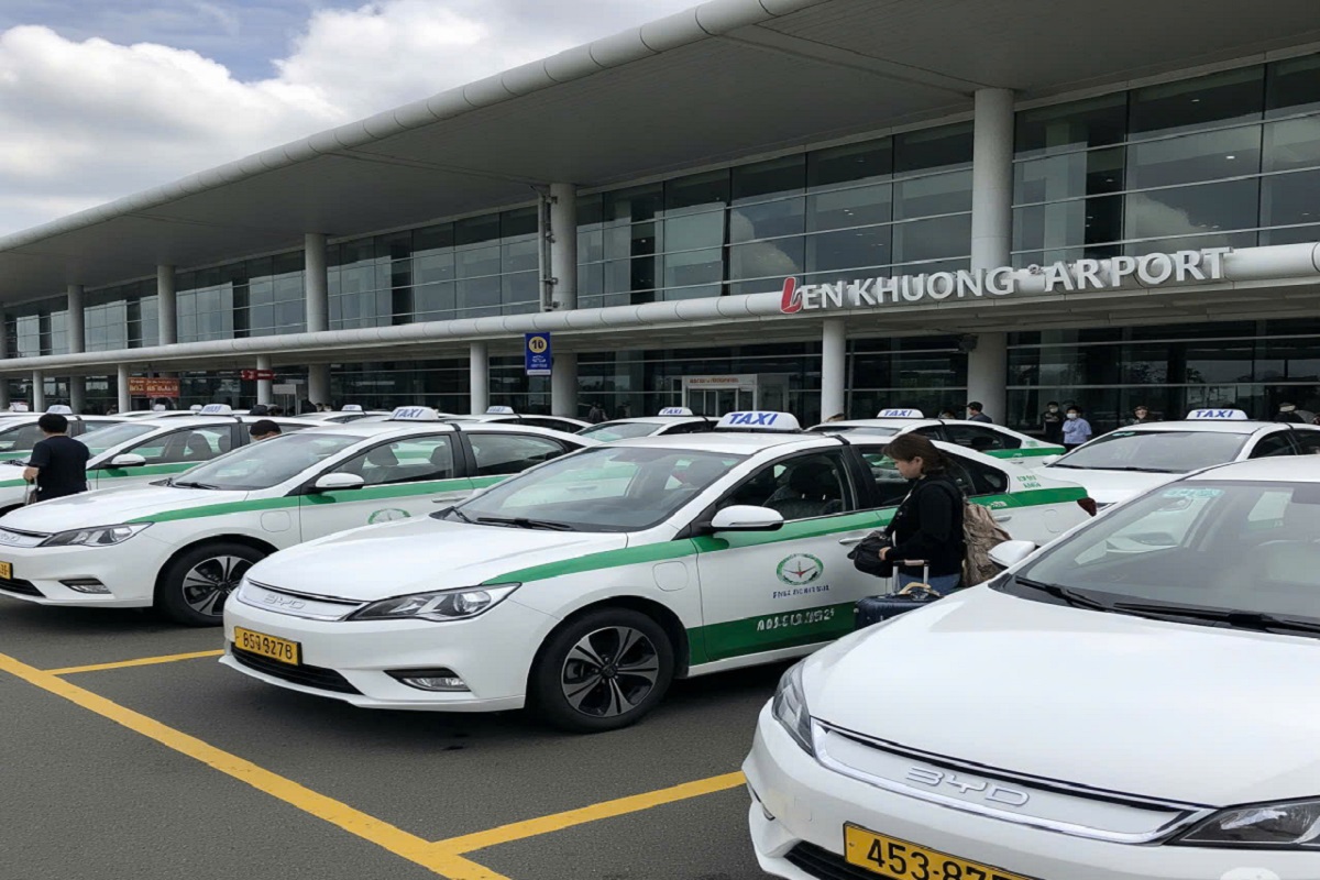 Taxi Điện Đức Trọng - Lựa chọn di chuyển xanh, tiết kiệm và hiện đạiTrong bối cảnh ô nhiễm môi trường và giá xăng dầu ngày càng tăng, taxi điện đang dần trở thành một giải pháp di chuyển được nhiều người lựa chọn. Tại Đức Trọng, dịch vụ taxi điện cũng đang phát triển mạnh mẽ, mang đến cho người dân và du khách một trải nghiệm di chuyển mới mẻ, hiện đại và thân thiện với môi trường.