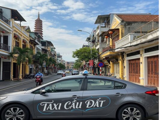 Taxi Cầu Đất Đà Lạt không chỉ đưa bạn đến điểm tham quan, mà còn có thể chở bạn đi khắp các địa điểm nổi tiếng khác trong khu vực như Đồi chè Cầu Đất, Cánh đồng hoa Lavender, hay khu vực săn mây. Đây là lựa chọn lý tưởng cho các nhóm bạn, gia đình hoặc những ai muốn khám phá Cầu Đất một cách thoải mái nhất.