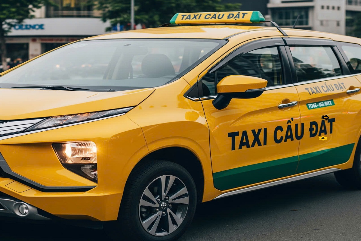 Taxi Cầu Đất Đà Lạt không chỉ đưa bạn đến điểm tham quan, mà còn có thể chở bạn đi khắp các địa điểm nổi tiếng khác trong khu vực như Đồi chè Cầu Đất, Cánh đồng hoa Lavender, hay khu vực săn mây. Đây là lựa chọn lý tưởng cho các nhóm bạn, gia đình hoặc những ai muốn khám phá Cầu Đất một cách thoải mái nhất.