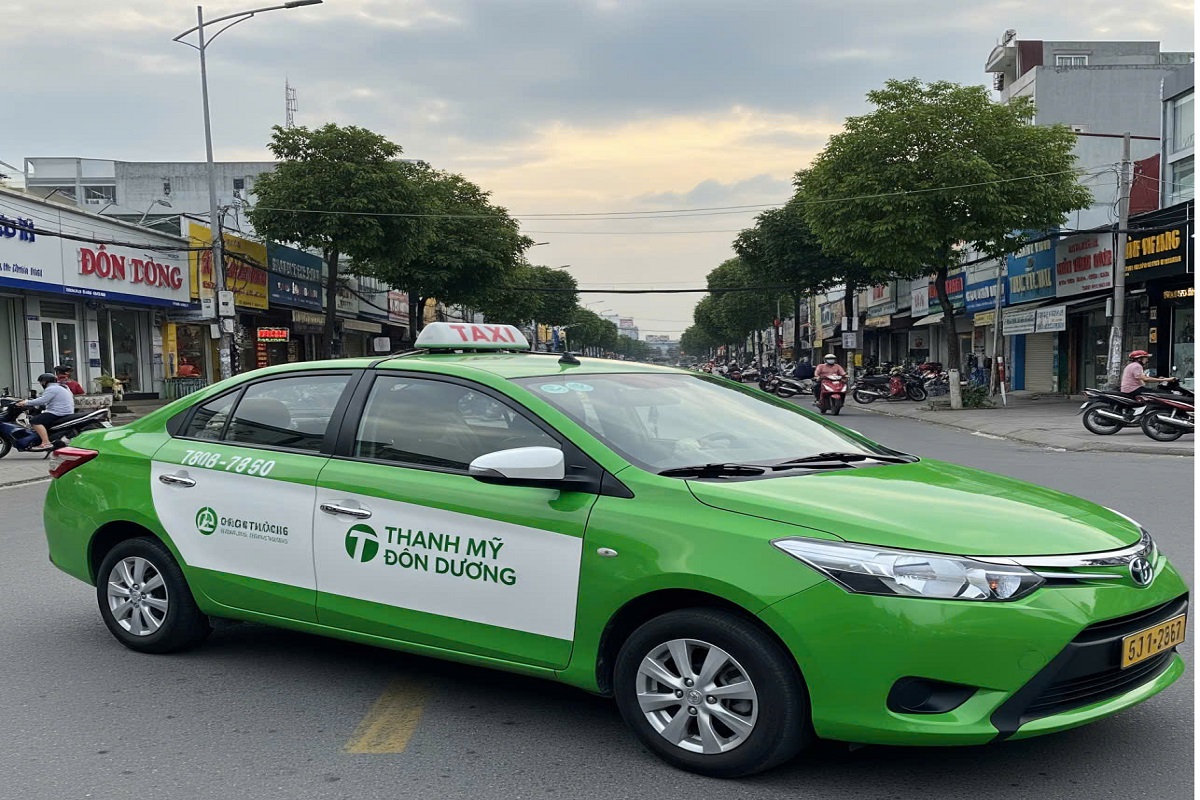 SĐT Taxi Đơn Dương và Tổng Đài Taxi Thạnh Mỹ - Dễ Dàng Liên LạcĐể đặt xe một cách nhanh nhất, bạn có thể lưu lại sđt taxi Đơn Dương của chúng tôi. Chúng tôi cũng có một tổng đài taxi Thạnh Mỹ riêng biệt để phục vụ khách hàng tại khu vực này một cách hiệu quả hơn. Chỉ cần một cuộc gọi, bạn sẽ được tư vấn tận tình về lộ trình và giá cước.
