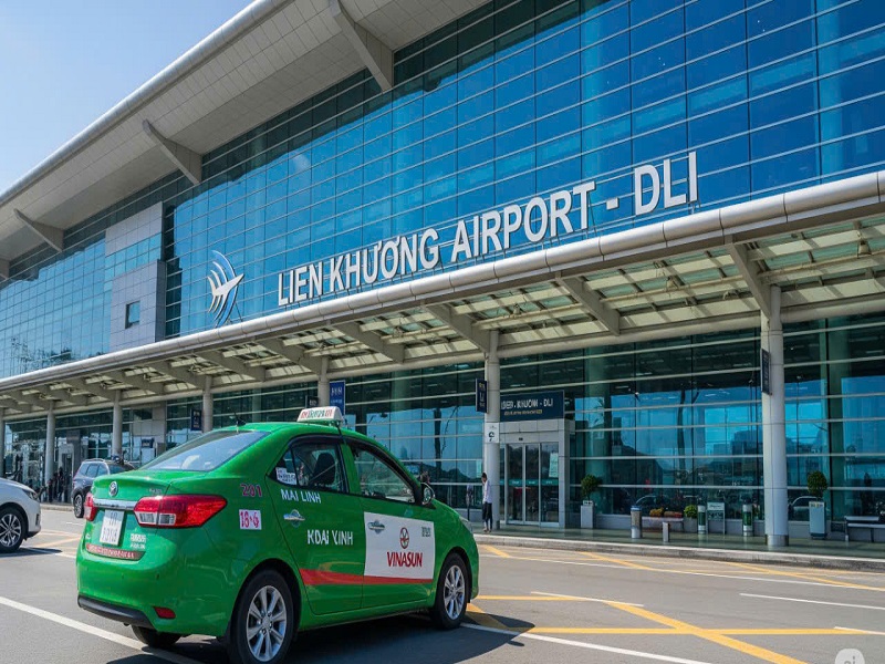Taxi Sân Bay Liên Khương: Trọn Gói Về Đà Lạt, Bảo Lộc, Đức Trọng - Đặt Xe Ngay! Khi đặt chân đến sân bay Liên Khương, cửa ngõ của thành phố ngàn hoa Đà Lạt và các vùng lân cận, việc tìm kiếm một phương tiện di chuyển uy tín, an toàn và nhanh chóng là ưu tiên hàng đầu của mọi du khách. Dịch vụ taxi sân bay Liên Khương ra đời để đáp ứng nhu cầu đó, mang đến sự tiện lợi tối đa cho hành trình của bạn, dù là về trung tâm Đà Lạt, thành phố Bảo Lộc hay huyện Đức Trọng. Bài viết này sẽ cung cấp cho bạn thông tin chi tiết và hữu ích nhất để dễ dàng đặt xe taxi sân bay Liên Khương với giá cước hợp lý.