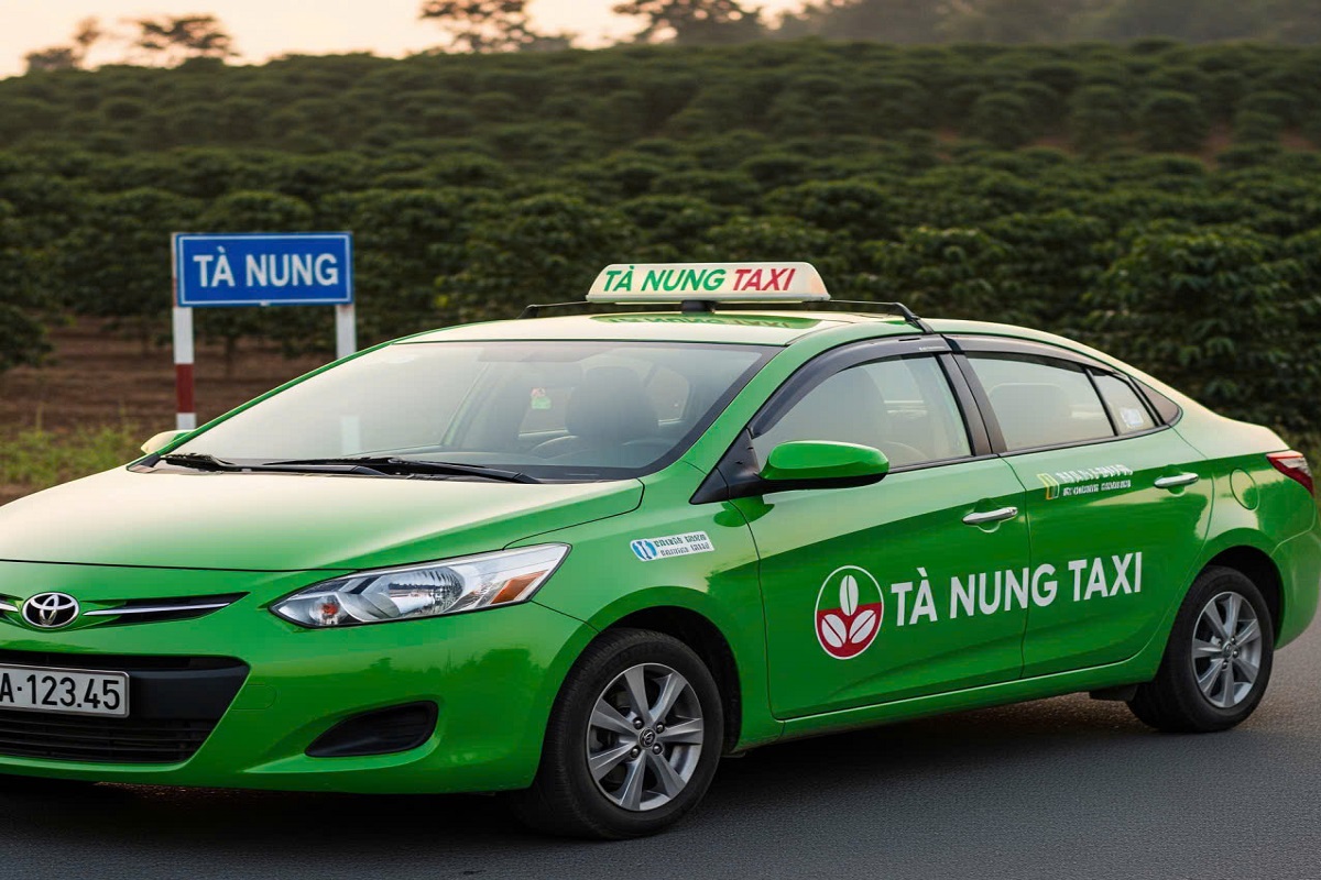 Taxi Tà Nung Đà Lạt: Dịch Vụ Di Chuyển Tin Cậy và Tiện Lợi Tà Nung là một xã ngoại ô của thành phố Đà Lạt, tỉnh Lâm Đồng, thu hút du khách bởi vẻ đẹp hoang sơ, không gian yên bình và những vườn hoa rực rỡ. Để khám phá trọn vẹn vẻ đẹp này, việc di chuyển thuận tiện là điều vô cùng quan trọng. Đó là lý do vì sao dịch vụ taxi Tà Nung trở thành lựa chọn hàng đầu của nhiều du khách.