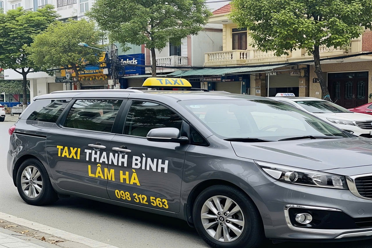 Taxi Thanh Bình - Dịch vụ Taxi tin cậy tại Lâm Hà, Lâm Đồng Nếu bạn đang tìm kiếm một dịch vụ di chuyển uy tín, an toàn và nhanh chóng tại Lâm Hà, Lâm Đồng, thì Taxi Thanh Bình chính là lựa chọn hoàn hảo dành cho bạn. Với nhiều năm kinh nghiệm hoạt động, Taxi Thanh Bình đã trở thành người bạn đồng hành tin cậy của đông đảo người dân địa phương và du khách.