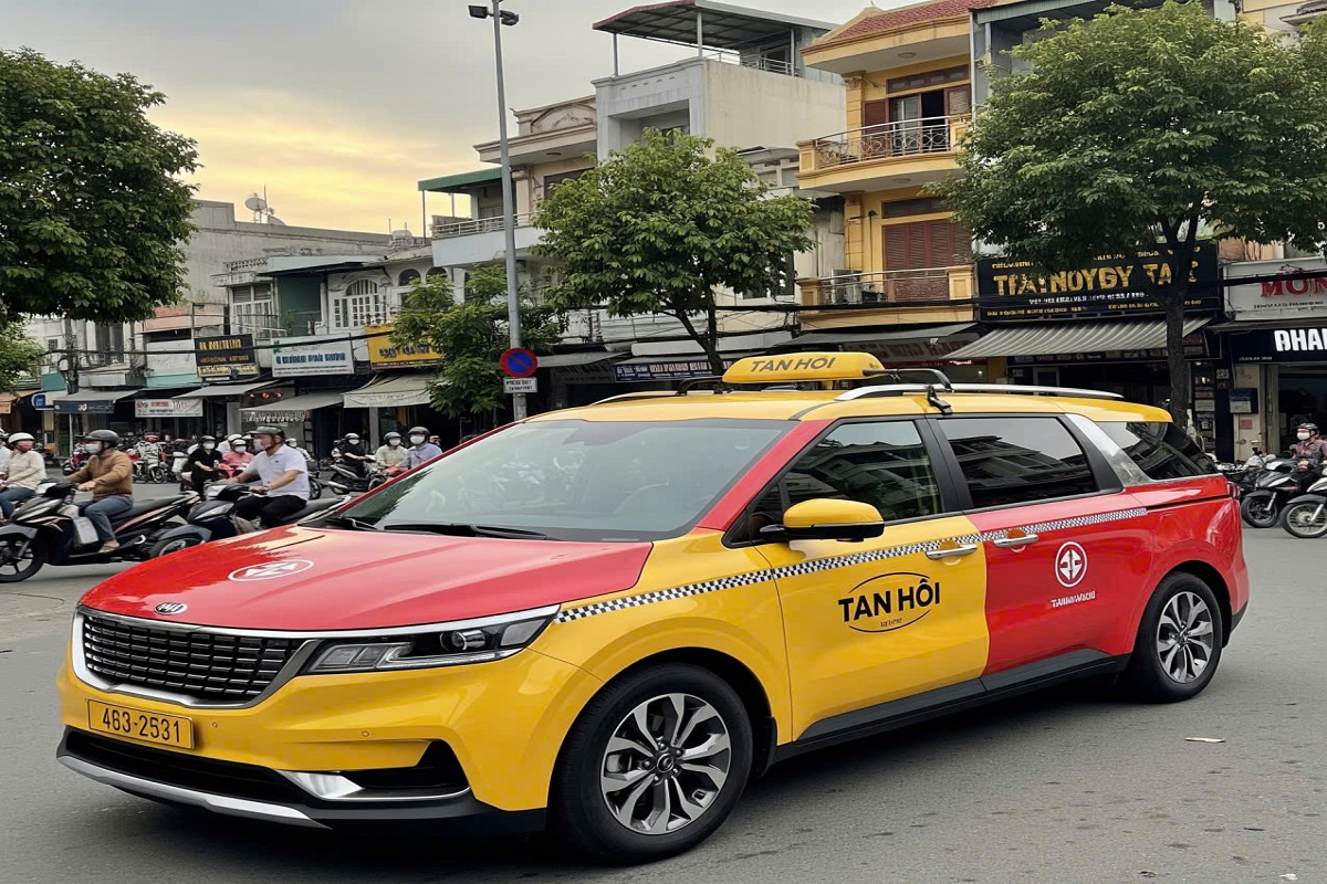 Tổng Đài Taxi Tân Hội: Phục Vụ 24/7, Chỉ Cần Gọi Là Có MặtKhi cần đặt xe, bạn chỉ cần gọi đến tổng đài taxi Tân Hội của chúng tôi. Đội ngũ tổng đài viên chuyên nghiệp, thân thiện sẽ hỗ trợ bạn nhanh chóng, báo giá minh bạch và sắp xếp xe chỉ trong vài phút. Bất kể bạn ở đâu trong khu vực Tân Hội và các xã lân cận, chúng tôi luôn sẵn sàng phục vụ.